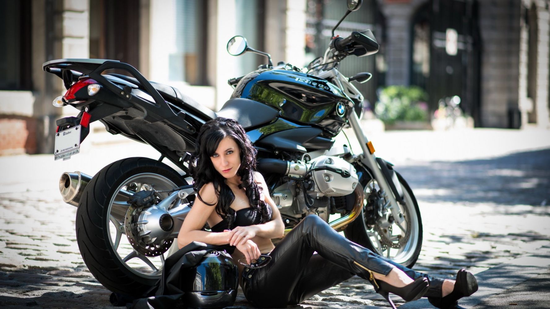 European women on bikes in Kampinas