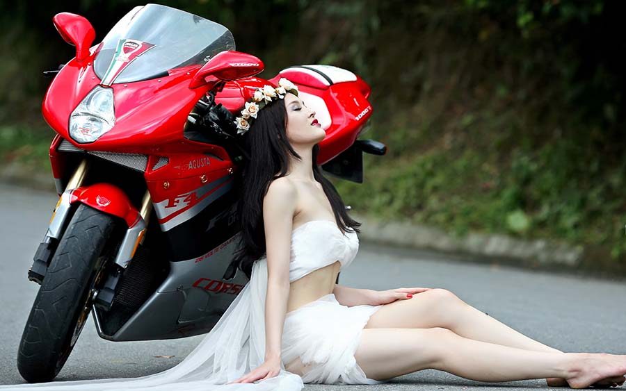 Beautiful girls and motorcycles in Kampinas