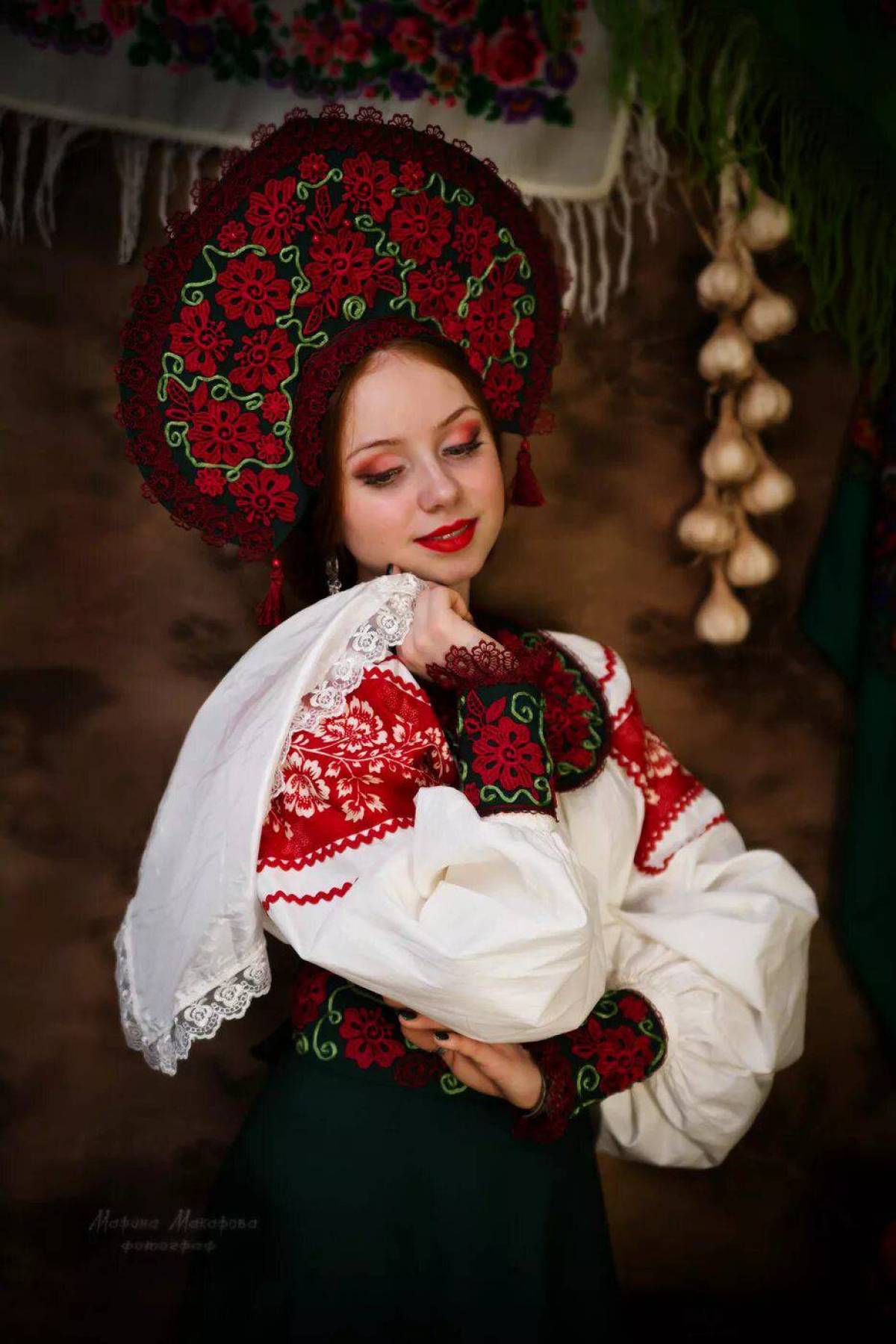 Women in Slavic costumes underwear in Kampinas