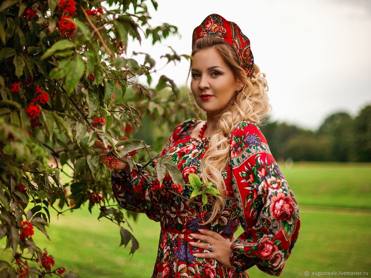 Women in Slavic costumes in Kampinas