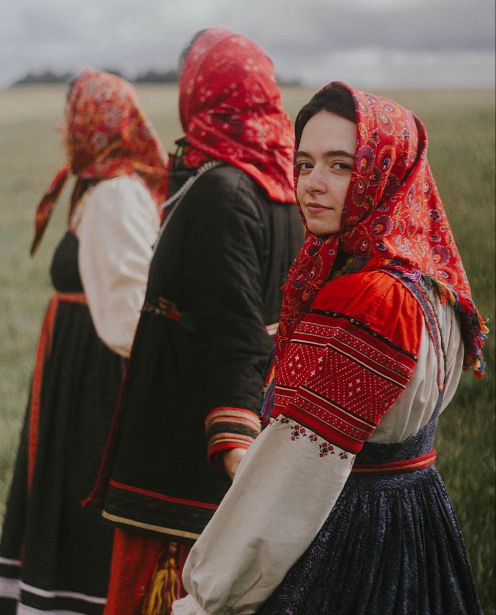Women in Slavic costumes in Kampinas