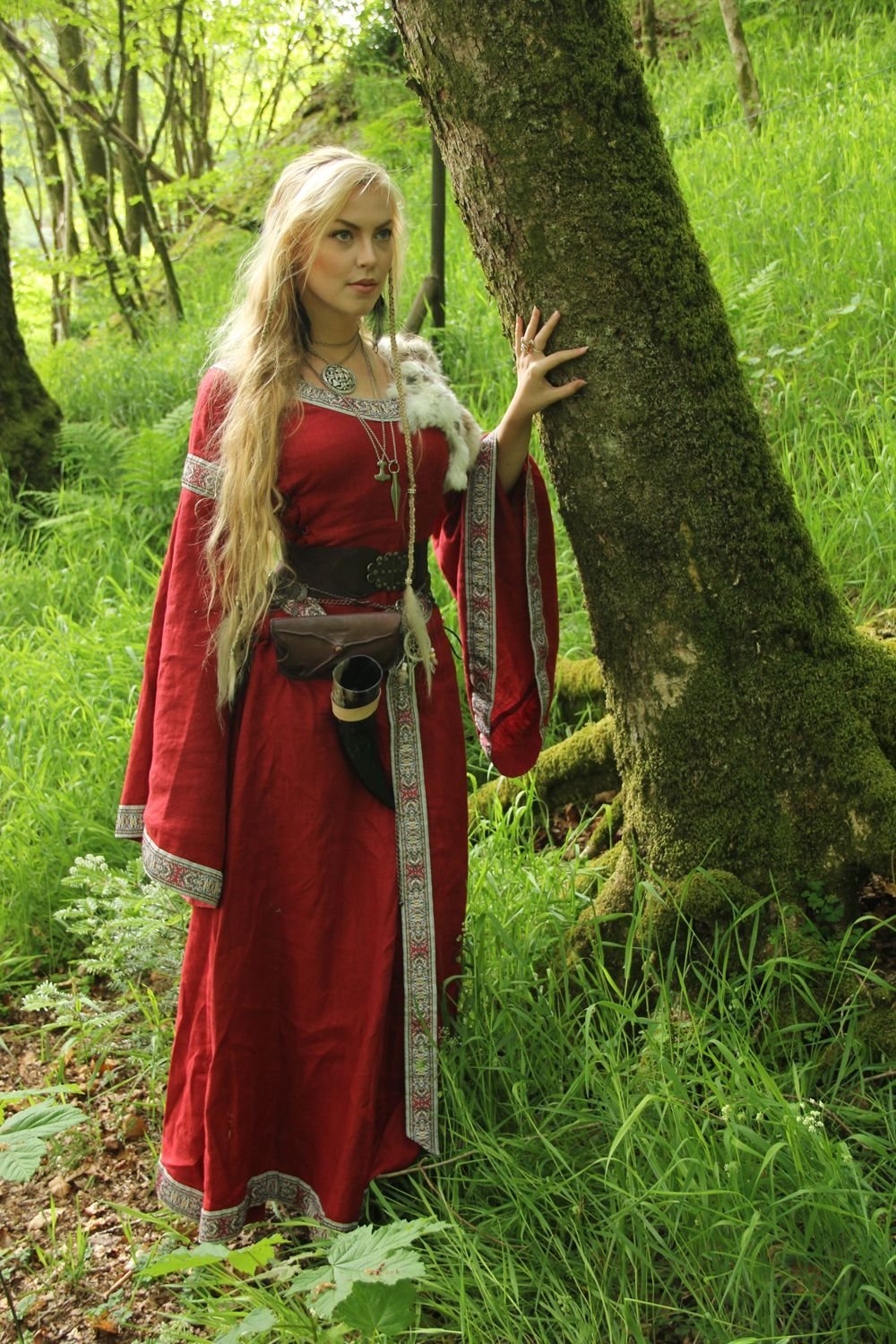 Women in Slavic costumes in Kampinas