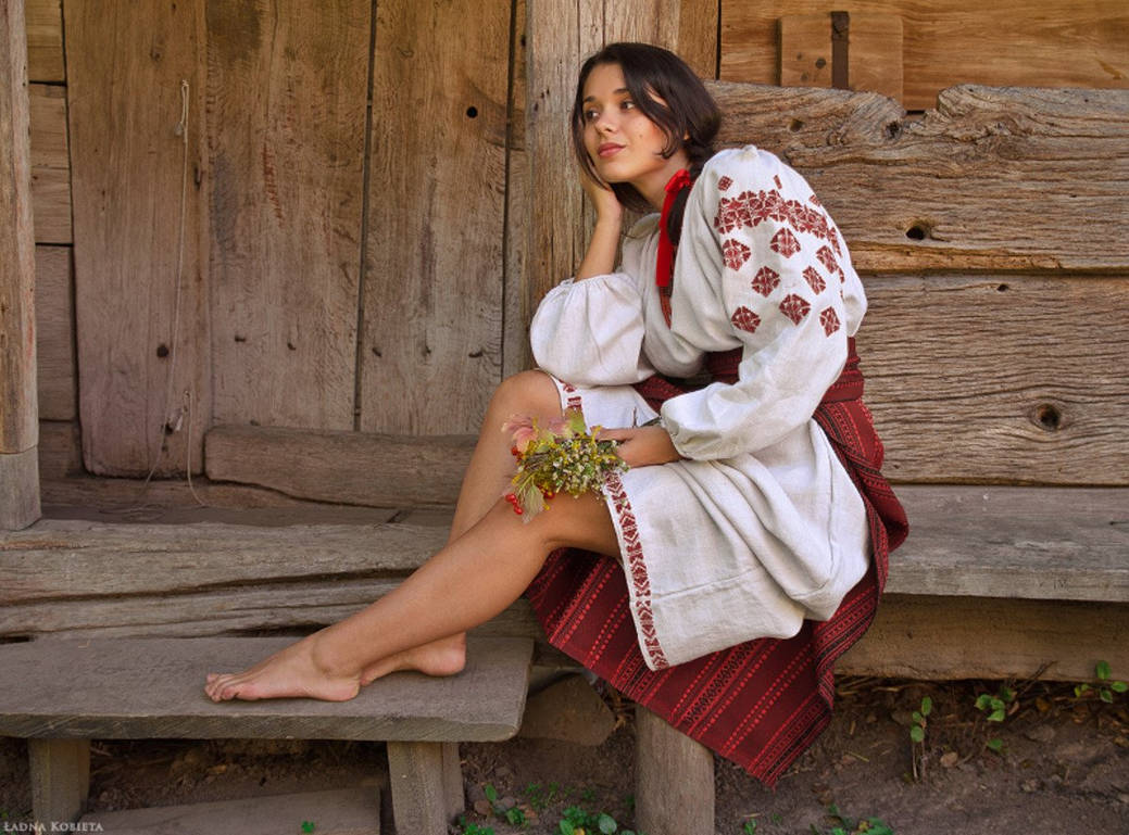 Women in Slavic costumes in Kampinas