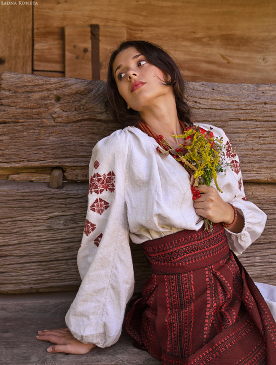 Girls in Slavic costumes in Kampinas