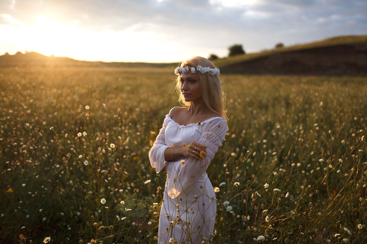 Girls in Slavic costumes in Kampinas