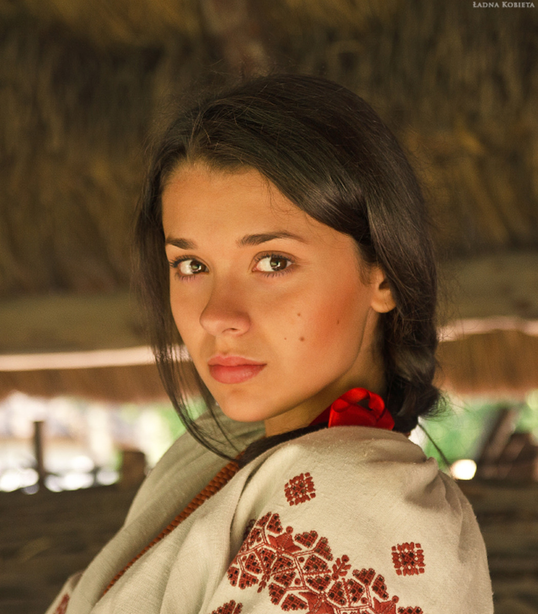 Girls in Slavic costumes in Kampinas
