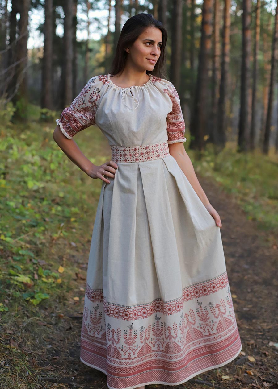 Girls in Slavic costumes in Kampinas