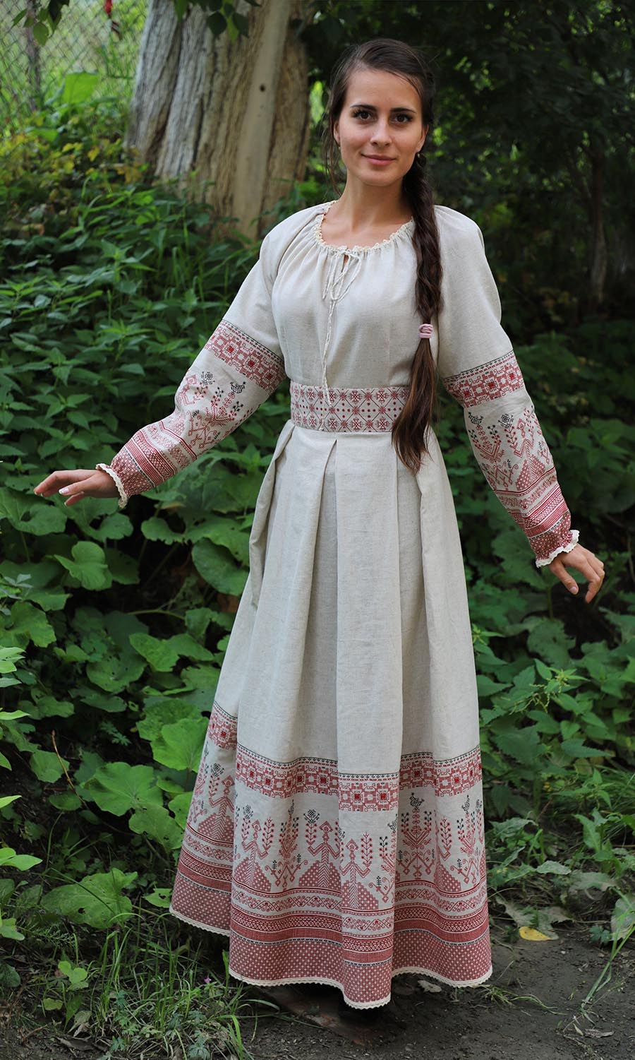 Girls in Slavic costumes in Kampinas