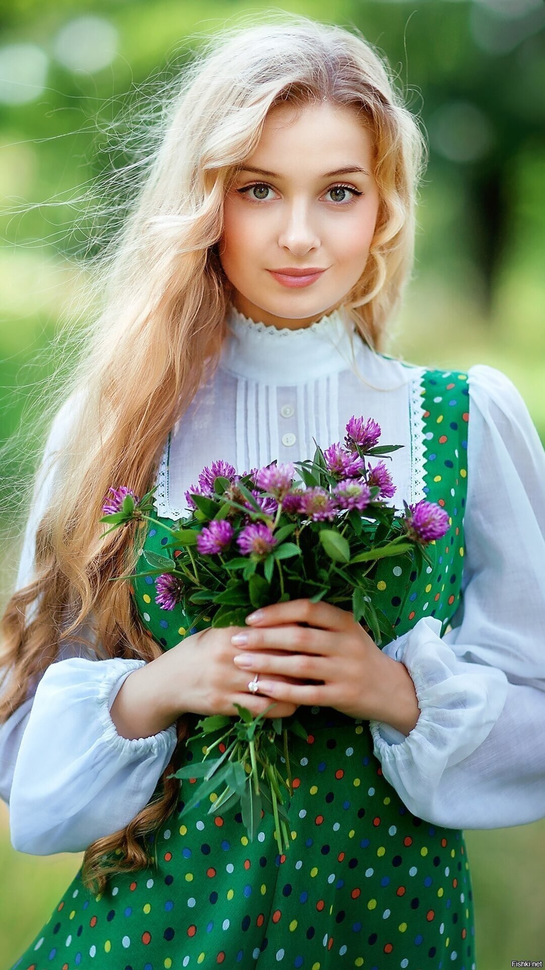 Girls in Slavic costumes in Kampinas