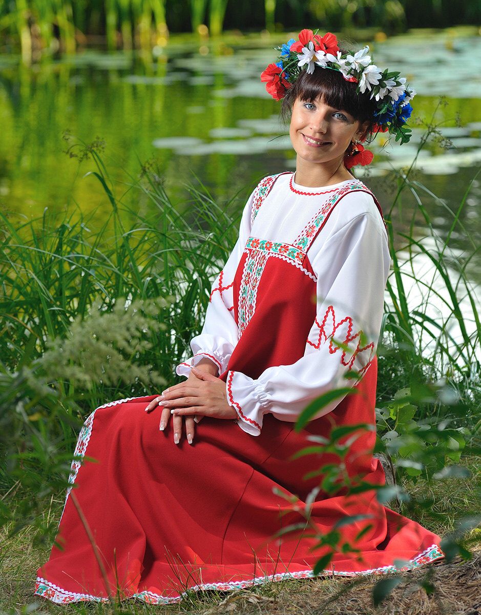 Beautiful girl Girls in Slavic costumes in Kampinas