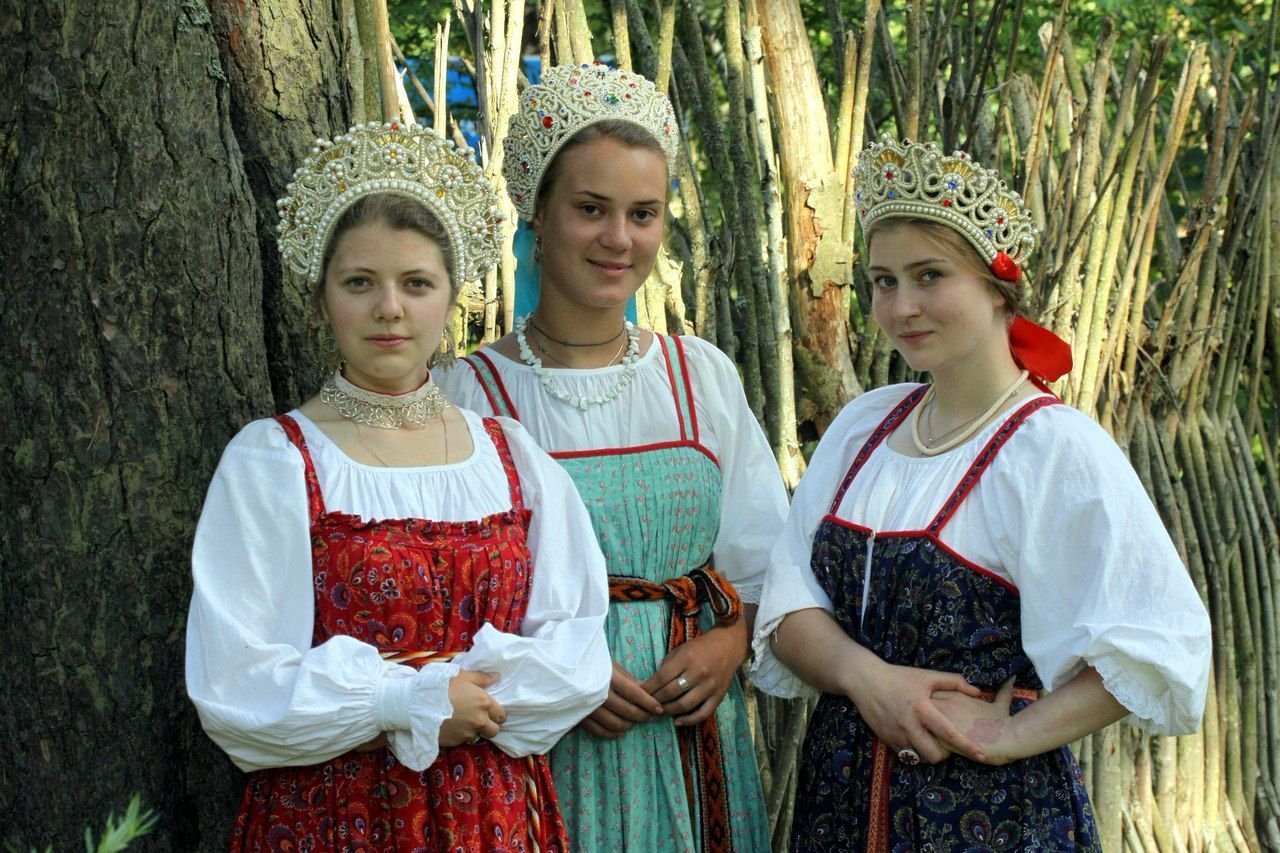 Sexy model Girls in Slavic costumes in Kampinas